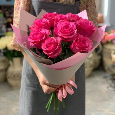 Малиновые кустовые розы в коробке | доставка по Москве и области