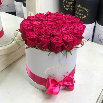 Французские розы в коробке малиновые купить в Саратове недорого