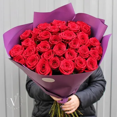 Малиновые розы в коробке - 31 шт за 7 590 руб. | Бесплатная доставка цветов  по Москве