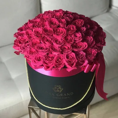 Малиновые розы в коробке | доставка по Москве и области