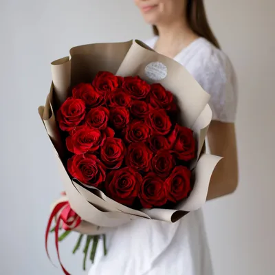 Малиновые розы с синецио | доставка по Москве и области