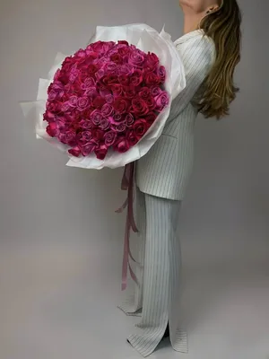 Букет из 101 розовой и малиновой розы - купить в Москве по цене 4990 р -  Magic Flower