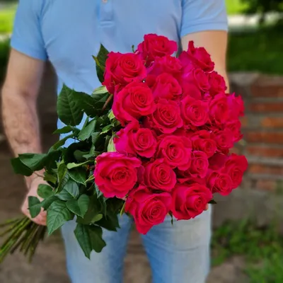 Малиновые розы в коробке - 19 шт. за 5 890 руб. | Бесплатная доставка  цветов по Москве