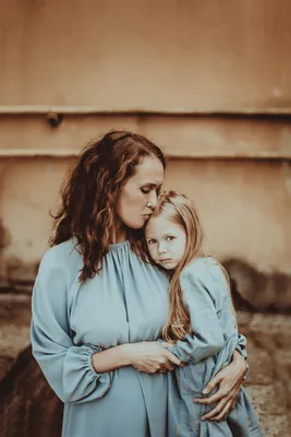 Мама, папа и Есения🧸 Ребёнок подарил нам нежность🥺 Как вам фотографии?  Правда же передают нежность и любовь ? | Instagram