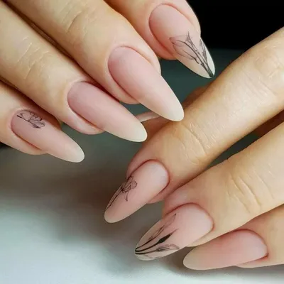 20 удачных маникюров на ногтях с формой миндаль, подходящих женщинам  разного возраста | KPIZ.ru