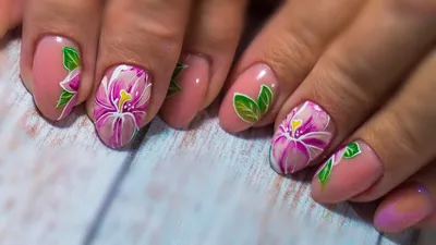 Идеи маникюра с лилией на ногтях