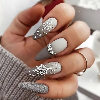 Объёмный свитер и нарисованные снежинки пока самый популярный дизайн 🙌🏼🥰  Нарисовать такие дизайны на своих ногтях, вы ещё можете в этом го… |  Instagram
