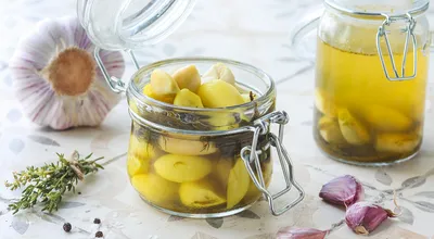Рецепт маринованного чеснока на зиму: в чем вкусно замариновать чеснок |  FoodOboz