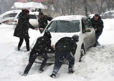 Яркий снежный фон с автомобилем