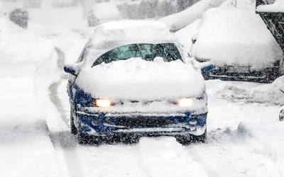 Машина в снегу фотографии