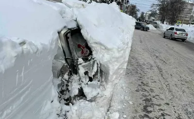 Загадочные кадры: автомобили в снежных лабиринтах