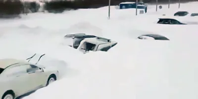 Романтика зимнего вождения: машины под снегом