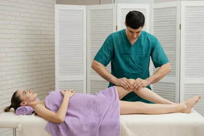 Расслабляющий массаж взрослым: как делать в домашних условиях, польза и  вред для организма человека
