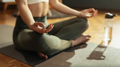 Простые техники медитации для новичков. Как начать медитировать в домашних  условиях? Советует тренер по йоге: Ментальное здоровье: Забота о себе:  Lenta.ru