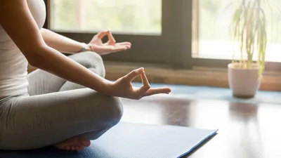 Удобная поза для медитации: как правильно расслабиться и погрузиться в  созерцание в медитативной асане