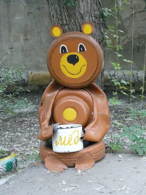 Фотография медведя из пластиковых бутылок в формате webp