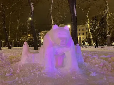 Волшебное создание природы: медведь из снега в формате webp