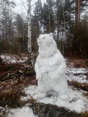 Фото медведя из снега с величественным фоном