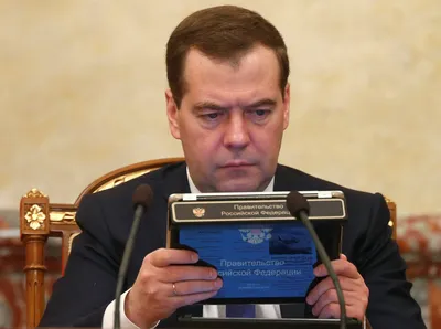 Фото Медведева, спящего на олимпиаде - скачать бесплатно