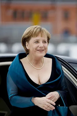 German chancellor Angela Merkel (2-r), her husband Joachim Sauer and Polish  President Bronislaw Komorowski (3-l) and his dog take a walk on the beach  of the peninsula Hela, Poland, 10 July 2011.