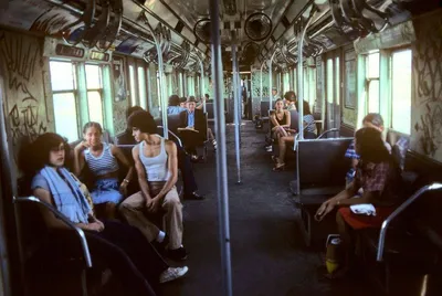 Люди внутри метро в Нью-Йорке, США Редакционное Фотография - изображение  насчитывающей разнообразность, удар: 130107427