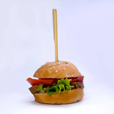 Мини бургеры с ветчиной и овощами Стоковое Изображение - изображение  насчитывающей заедк, бургеры: 38445783