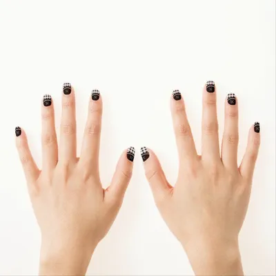 Chrome Nails are Spring's Cool-Girl Manicure Trend for 2023 | Glamour