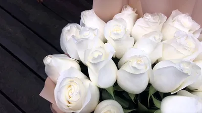 Букет из 25 белых роз в крафте - купить в Лянторе с доставкой