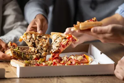 Три наших самых любимых пиццы. Тесто, как в настоящей пиццерии, - тонкое и  хрустящее, а начинки, как дома, - много. Лайфхак внутри | Два едока. Клава  | Дзен