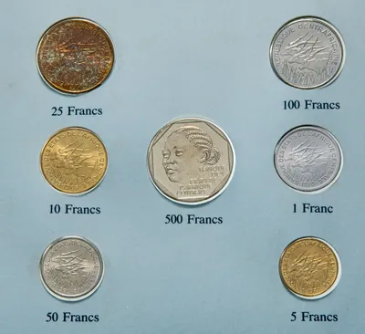 Серия \"Наборы монет всех стран мира\"- Чад (набор из 6 монет и 1 марки в  буклете) стоимостью 7356 руб.