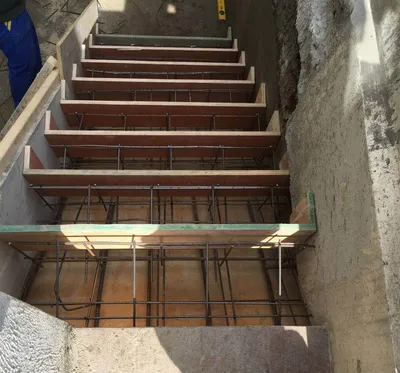 Монолитные лестницы из бетона. Цены бетонных лестниц на второй этаж  частного дома в Москве от компании МосСтройЛест. Изготовление, монтаж,  расчет стоимости железобетонных лестничных конструкций.