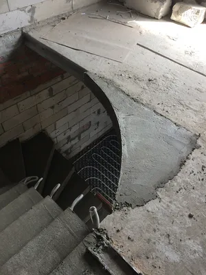 Полувинтовая лестница с зеркальными забежными ступенями из бетона