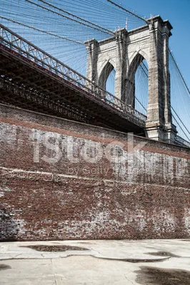 Бруклинский мост: символ Нью-Йорка или угроза для жизни?» — создано в  Шедевруме