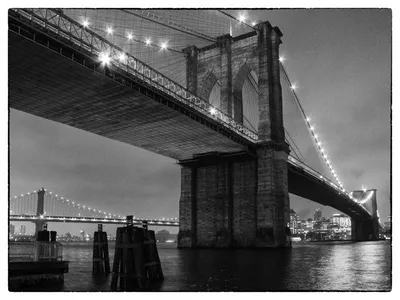 Бруклинский мост в Нью-Йорке на яркой Стоковое Изображение - изображение  насчитывающей яркое, город: 46985315