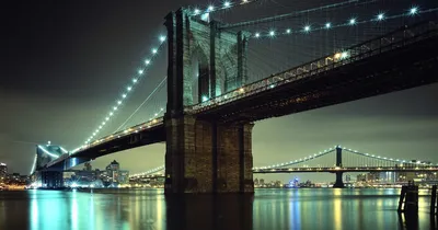 Нью-Йорк и Бруклинский мост на рассвете в США