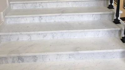Мраморные ступени для лестниц по цене производителя в СПб