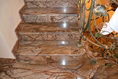Ступени из мрамора, цена на мраморные радиусные ступени для лестниц в Москве