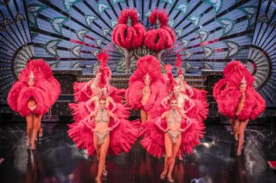 Модели представляют на взлетно-посадочной полосе на Blonds X Moulin Rouge  расположен мюзикл в течение недели моды в нью-йорке Редакционное Фотография  - изображение насчитывающей музыкально, цветок: 178731507