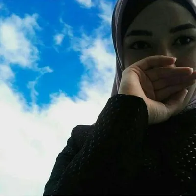 на скамейке в парке на улице разговаривают мусульманские девушки Стоковое  Фото - изображение насчитывающей мусульмане, этническо: 214757694