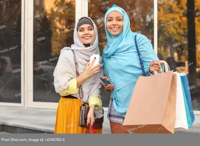 Мусульманские пары стоковое фото. изображение насчитывающей бульвара -  79705986
