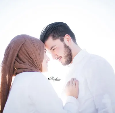 Межрасовые мусульманские молодые влюбленные пары в кресле premium векторы |  Премиум векторы