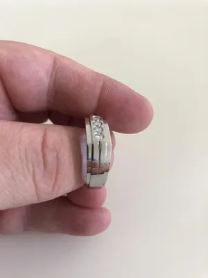 Матовое мужское обручальное кольцо с бриллиантами на заказ