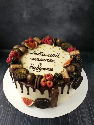 Торт 23 февраля 2302921 на для мужчины с конфетами и печеньем одноярусный  без мастики стоимостью 5 500 рублей - торты на заказ ПРЕМИУМ-класса от КП  «Алтуфьево»