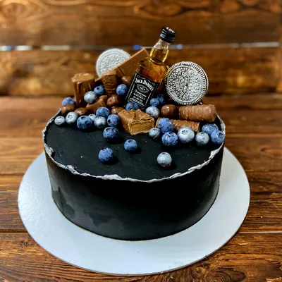 Торт для настоящего мужчины 💪🏼🖤💛 В декоре корона из мастики, шары и  цифры из шоколада. Для заказа пишите в вотсап (ссылка в шапке профиля)… |  Instagram
