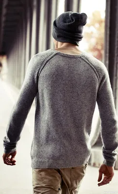 Фото идущего мужчины со спины в свитере и шапке — Картинки и авы