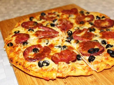 Пицца с маслинами и колбасой из готового теста - рецепт с фото, пошагово
