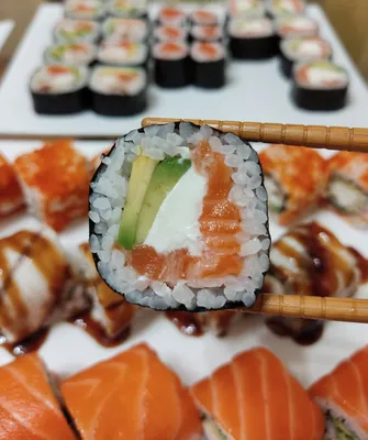 Sushi Story Kharkiv - 😋10 НАЧИНОК для РОЛЛОВ😋 Представим 10 вариаций  начинки для роллов считающимися классическими в мире кулинарии: 🥢Копченная  курица, свежий нарезанный огурец и соус по типу майонеза. Рецепт для тех