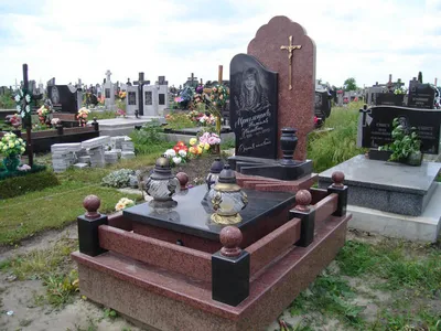 Надгробие из черного гранита \"Волна\" - изготовление памятников в СПб