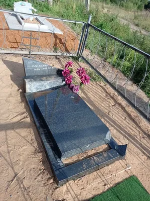 Надгробные плиты в старом кладбище на дворе церков в западном Сассекс,  Англии Стоковое Изображение - изображение насчитывающей вероисповедание,  похороны: 122617823