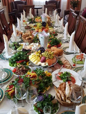 Накрытый праздничный стол с едой - 30 фото